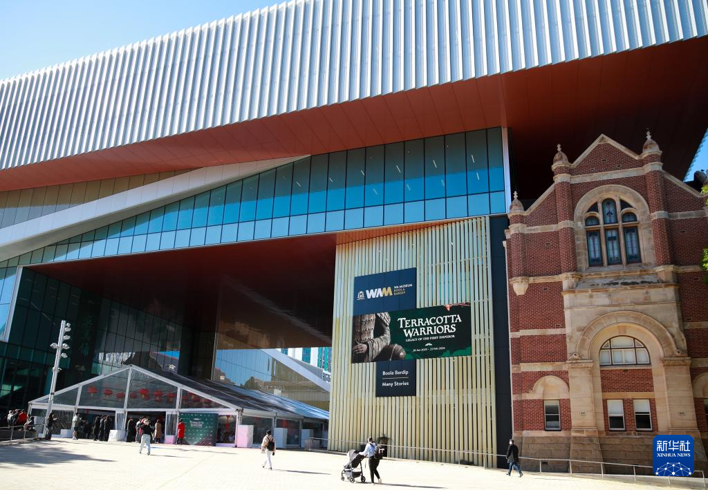 　　這是6月25日在澳大利亞珀斯西澳博物館外拍攝的展覽宣傳海報。新華社記者 馬平 攝