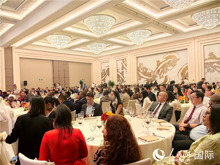 “慶祝中國與莫桑比克建交50周年暨莫桑比克獨(dú)立50周年”招待會現(xiàn)場。人民網(wǎng)記者 符園園攝