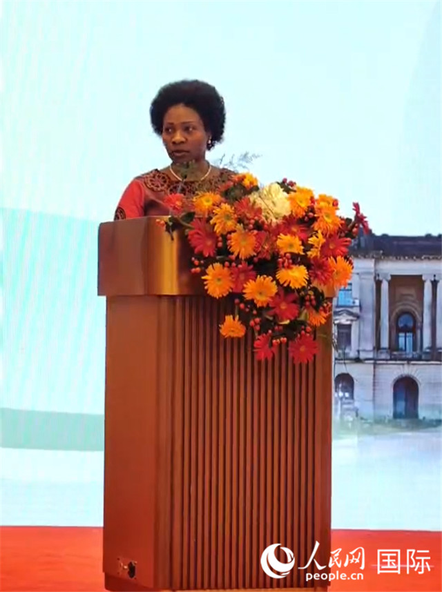 莫桑比克外交和海外僑胞國務(wù)秘書瑪麗亞·德·法蒂瑪·西蒙·曼索致辭。人民網(wǎng)記者 符園園攝