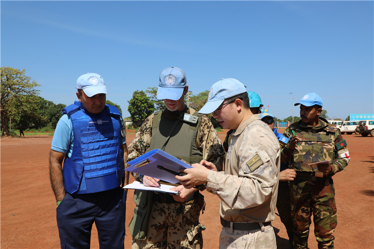 導調現(xiàn)場。向成攝