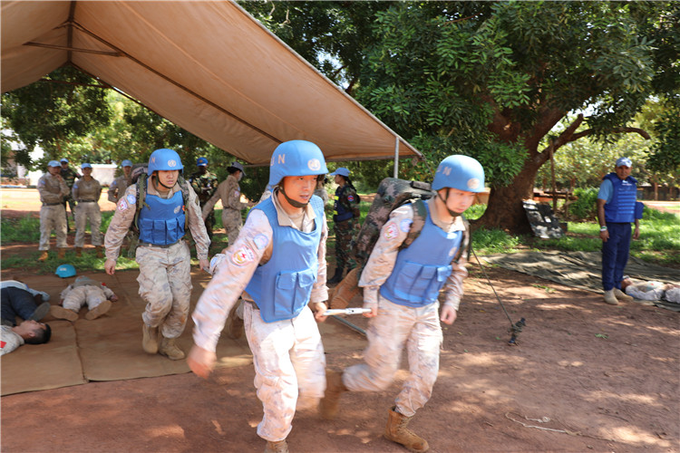 醫(yī)療后送。向成攝