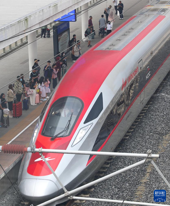 6月19日，在印度尼西亞帕達(dá)拉朗，乘客在雅萬高鐵帕達(dá)拉朗站候車。新華社記者 岑云鵬 攝