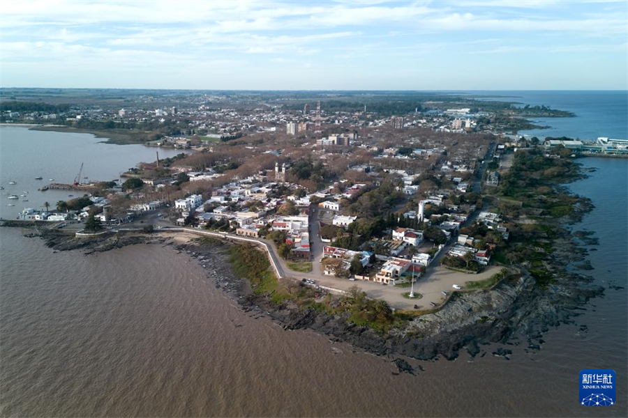 這是6月25日在烏拉圭科洛尼亞拍攝的城市景色（無人機照片）。新華社發(fā)（埃塞基耶爾·普特魯埃勒攝）