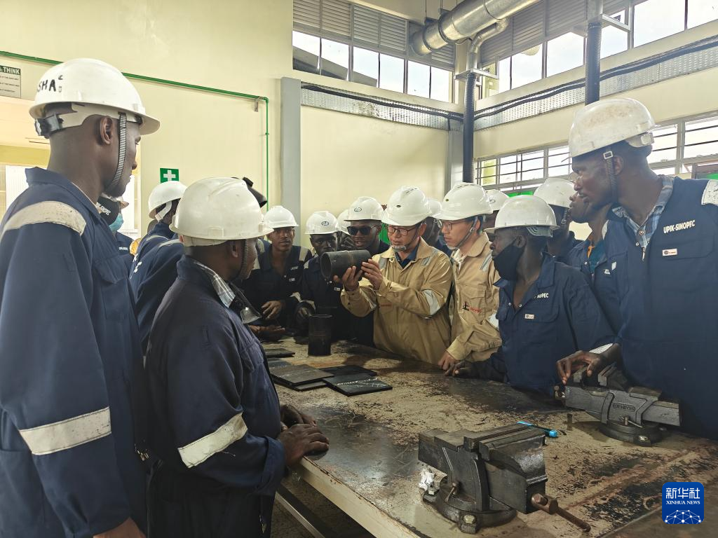 6月16日，在烏干達基貢巴石油學院，中國老師對學員進行針對性輔導。新華社發(fā)（中石化供圖）