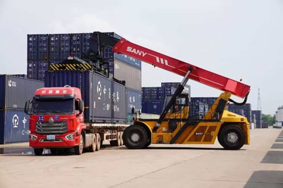 中老鐵路萬象南貨運口岸站貨運作業(yè)。老中鐵路有限公司供圖