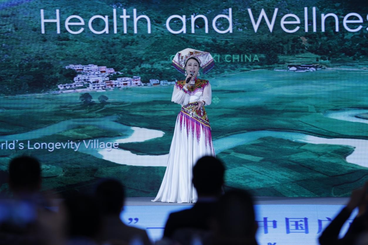 來(lái)自廣西民族樂(lè)團(tuán)的演員們?yōu)楝F(xiàn)場(chǎng)觀眾帶來(lái)精彩表演。中國(guó)廣西壯族自治區(qū)人民政府供圖