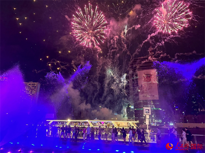 亮燈儀式煙花表演。人民網(wǎng)記者 簡承淵攝