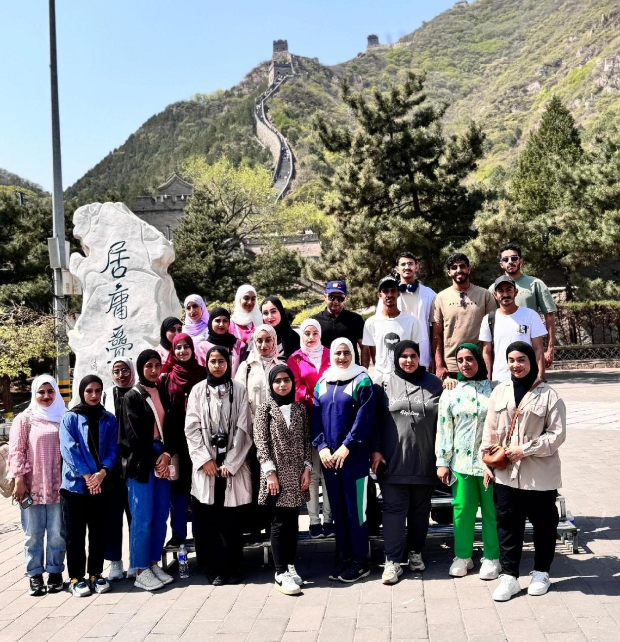 阿茲力帶領(lǐng)卡布斯蘇丹學生學生在中國游學。受訪者供圖