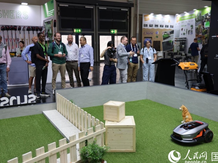 圖為中國展商展示智能割草機器人。人民網(wǎng)記者 劉仲華攝