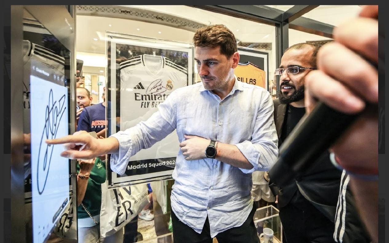 卡西利亞斯在海信品牌冰箱上簽名。主辦方供圖