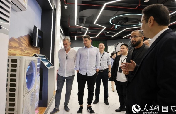 卡西里亞斯一行在海信研發(fā)中心參觀。人民網(wǎng)記者管克江攝