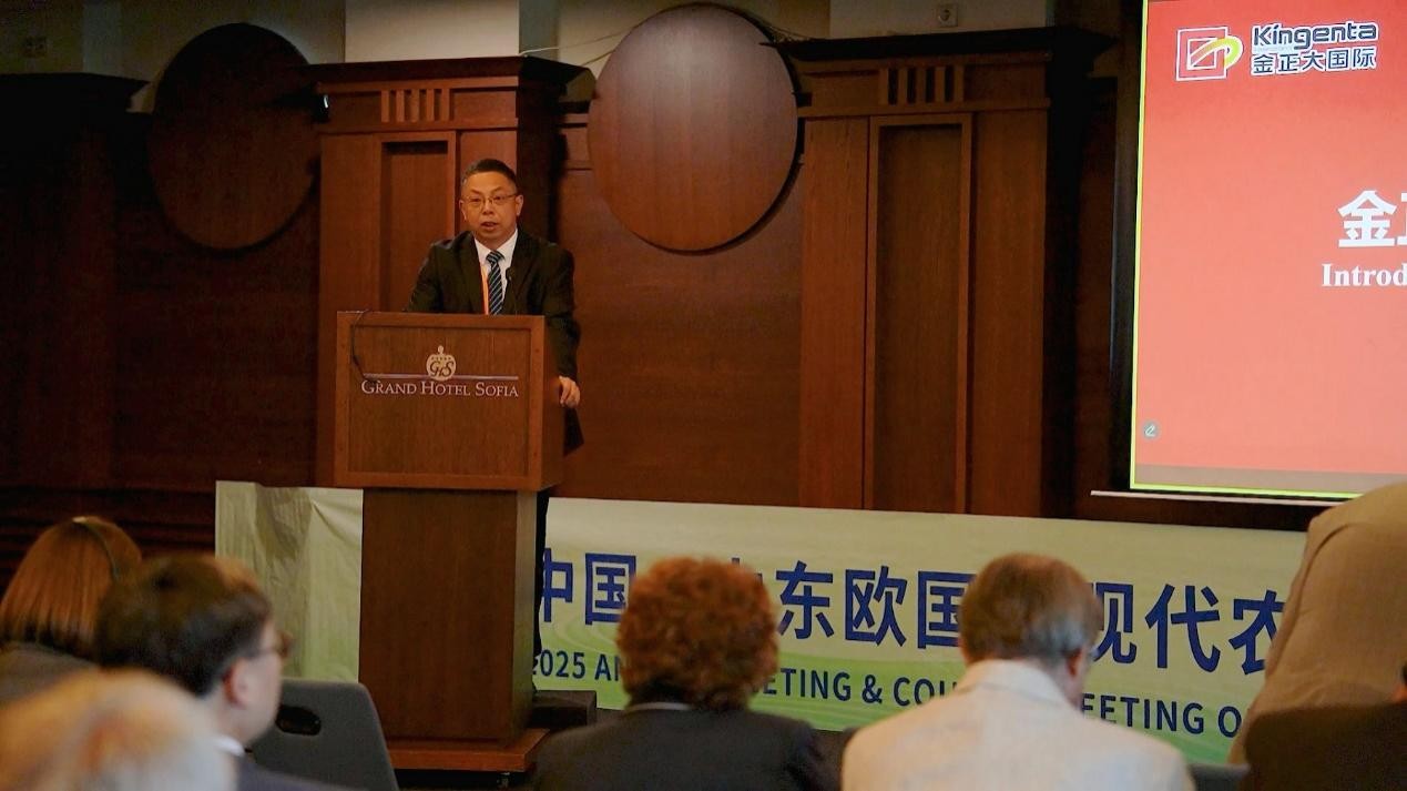 金正大集團(tuán)董事長李玉曉在會上作報告。