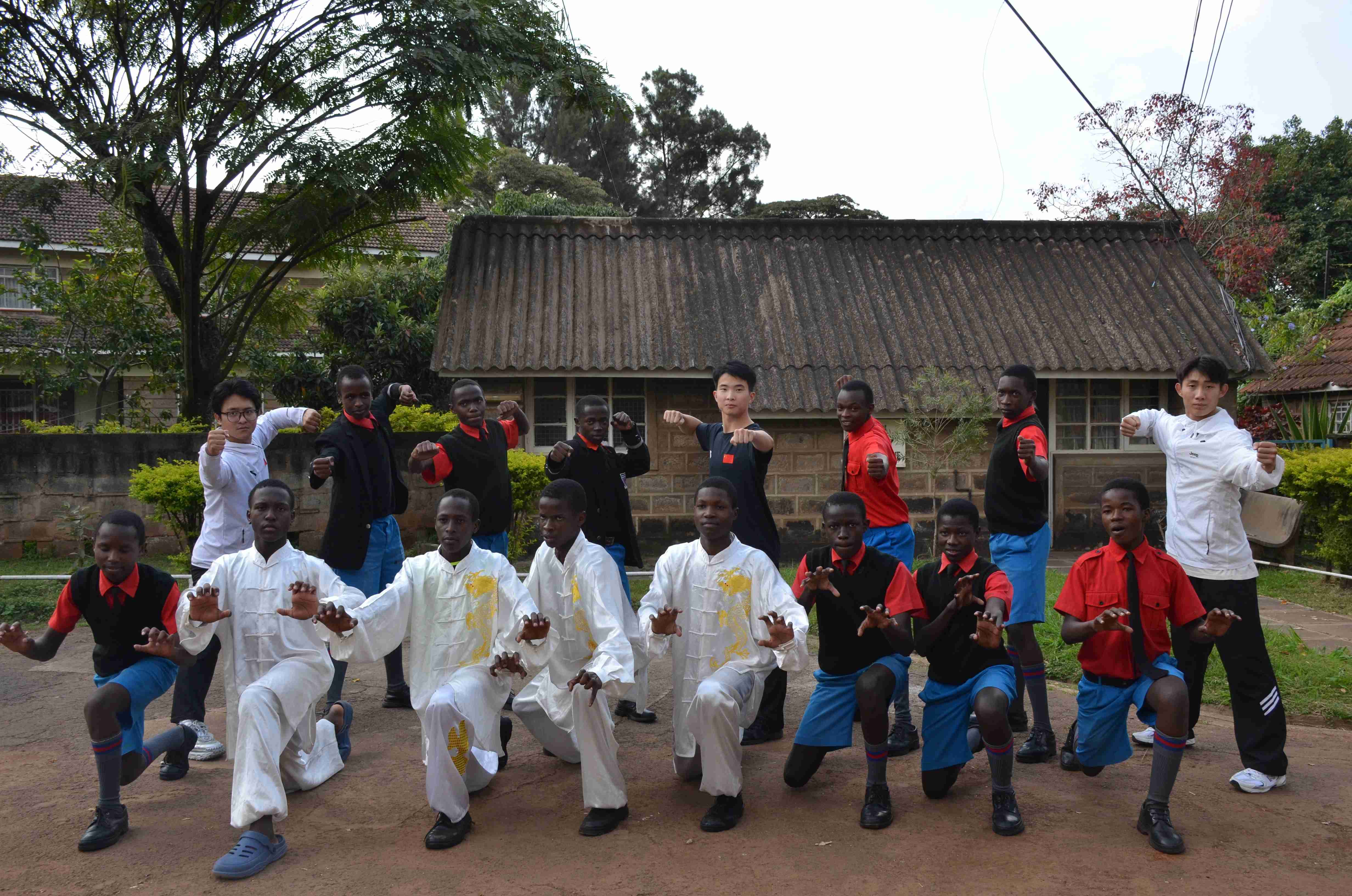 斯特拉赫男子學(xué)校學(xué)生與中國(guó)功夫表演者合影。肯雅塔大學(xué)孔子學(xué)院供圖