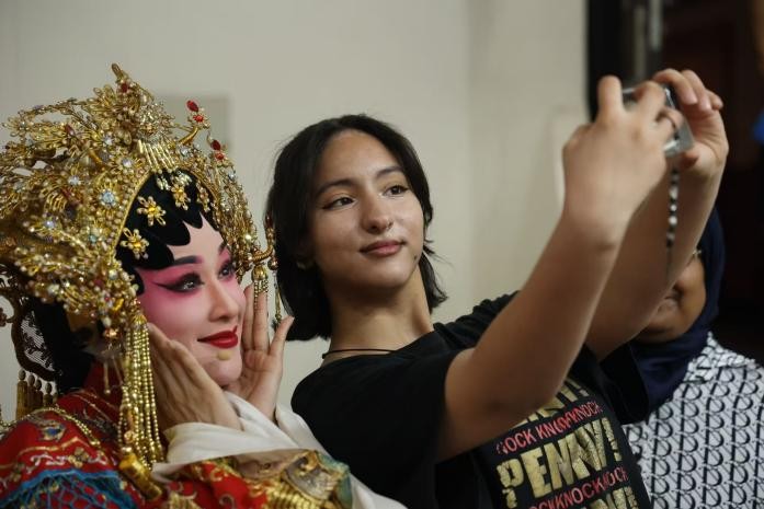 演出結束后，摩洛哥民眾與演員自拍。拉巴特中國文化中心供圖