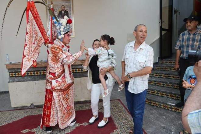 演出結束后，演員與當?shù)匦∮^眾互動。拉巴特中國文化中心供圖