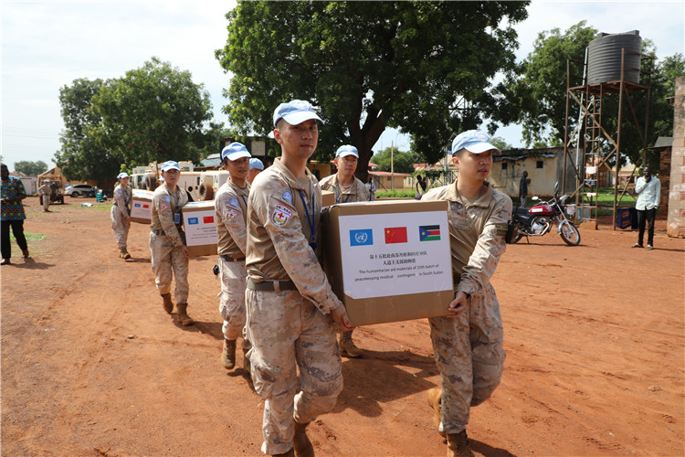 捐贈物資。向成攝