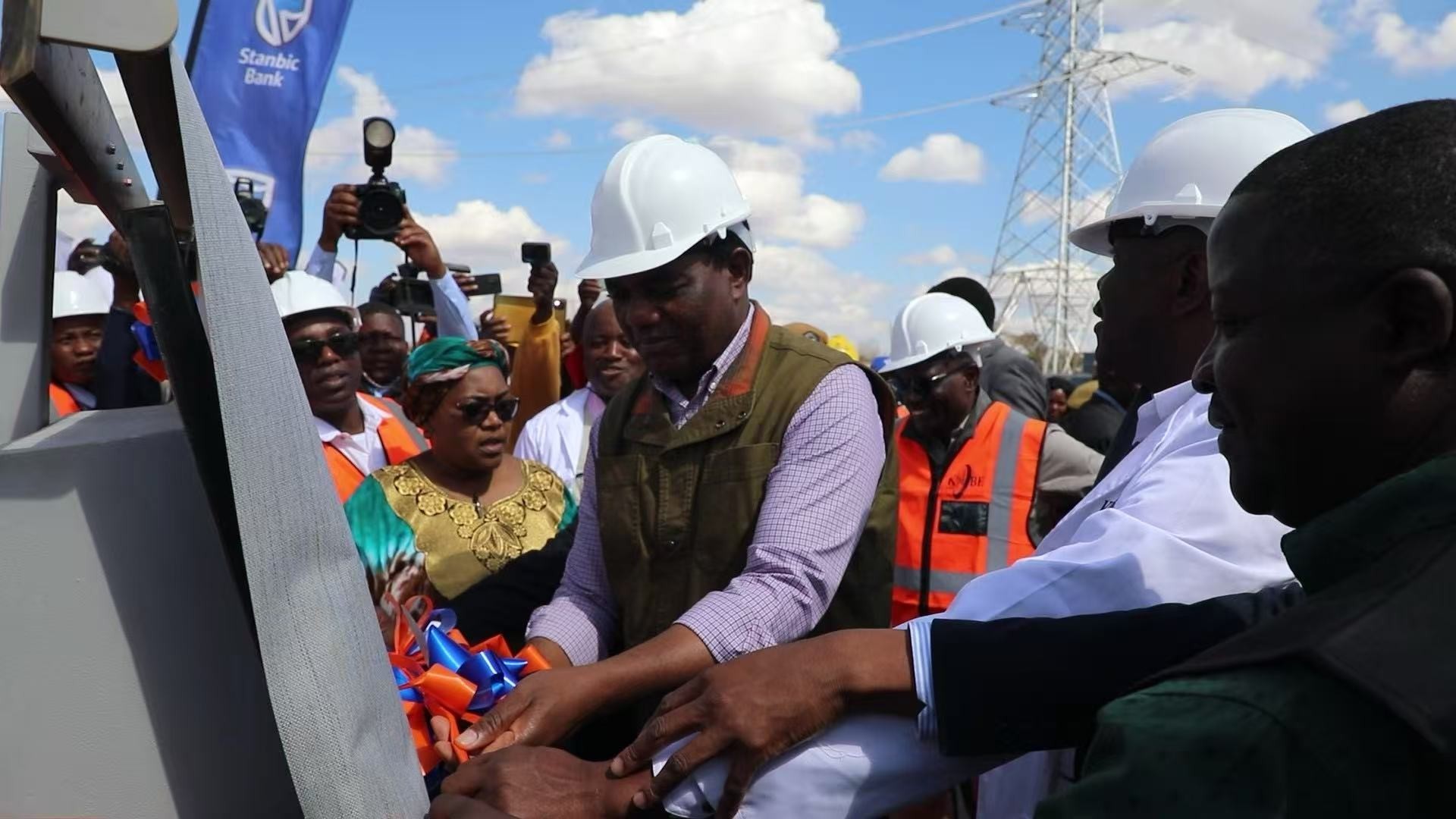 贊比亞總統(tǒng)希奇萊馬為項(xiàng)目剪彩。中國(guó)電建供圖