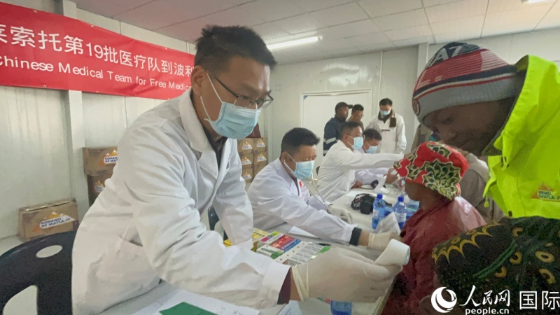 中國(guó)醫(yī)療隊(duì)為項(xiàng)目員工診療。人民網(wǎng)記者 鄒松攝