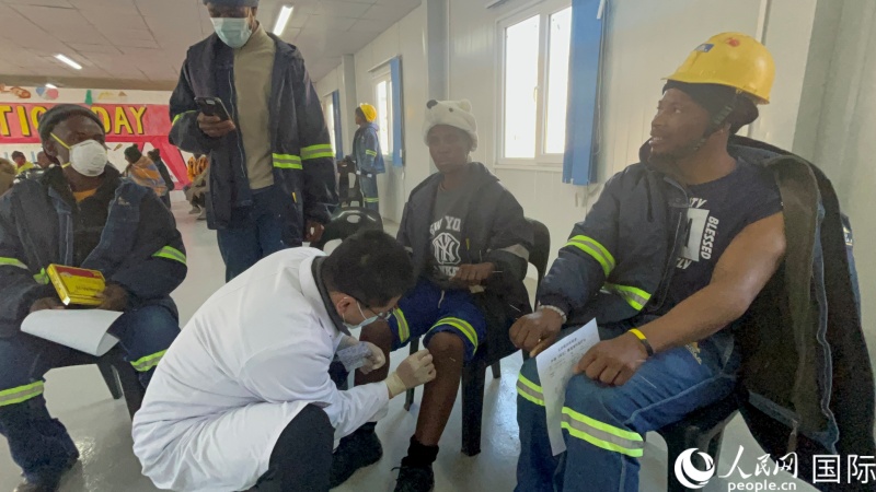 項(xiàng)目員工體驗(yàn)針灸治療。人民網(wǎng)記者 鄒松攝