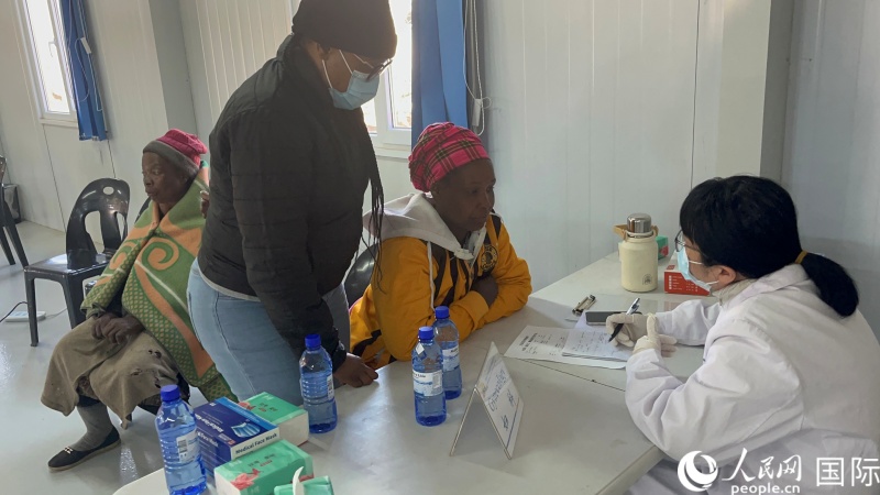 當?shù)貗D女接受婦科診療。人民網(wǎng)記者 鄒松攝