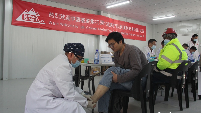 骨科專家為中國員工診療。人民網(wǎng)記者 鄒松攝