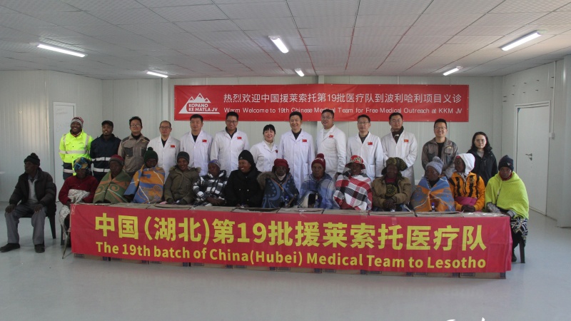 中國(guó)醫(yī)療隊(duì)與當(dāng)?shù)孛癖姶砗嫌?。人民網(wǎng)記者 鄒松攝