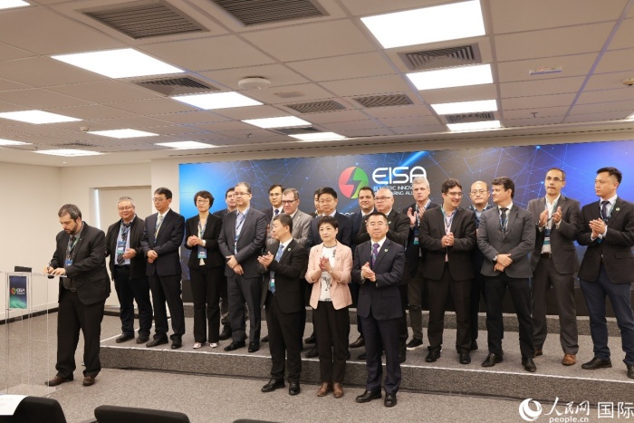 活動現(xiàn)場，中國-巴西電力創(chuàng)新聯(lián)合體新成員進行簽約。人民網(wǎng)記者 陳海琪攝