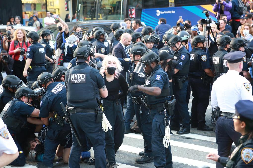 6月10日，在美國紐約曼哈頓下城聯(lián)邦廣場移民法庭附近，警察控制抗議者。新華社記者劉亞南攝