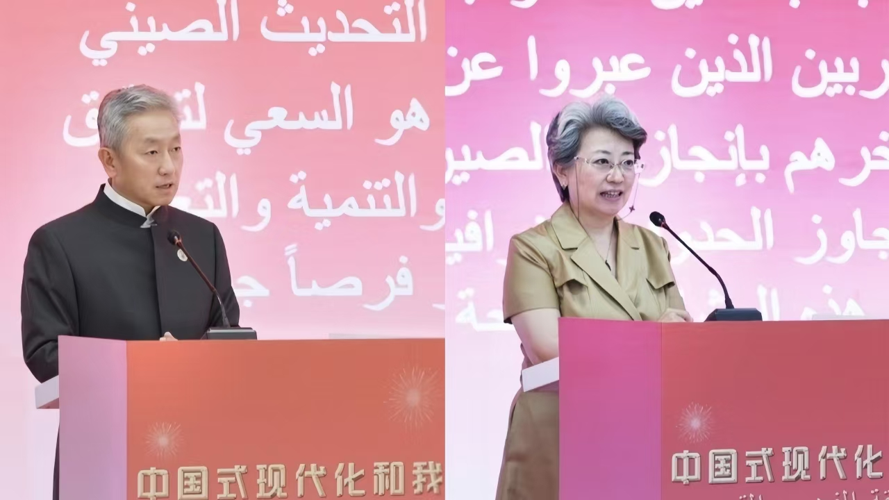 中國駐迪拜大使張益明（左）、中國駐迪拜總領事歐渤芊分別致辭，主辦方供圖