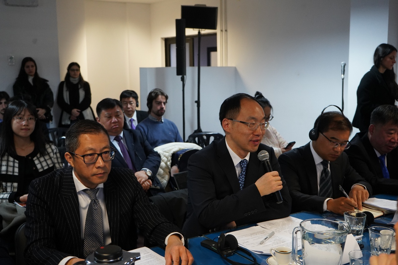 圖為中國(guó)外文局副局長(zhǎng)、當(dāng)代中國(guó)與世界研究院院長(zhǎng)于運(yùn)全在研討會(huì)上致辭（本報(bào)記者許放攝影）