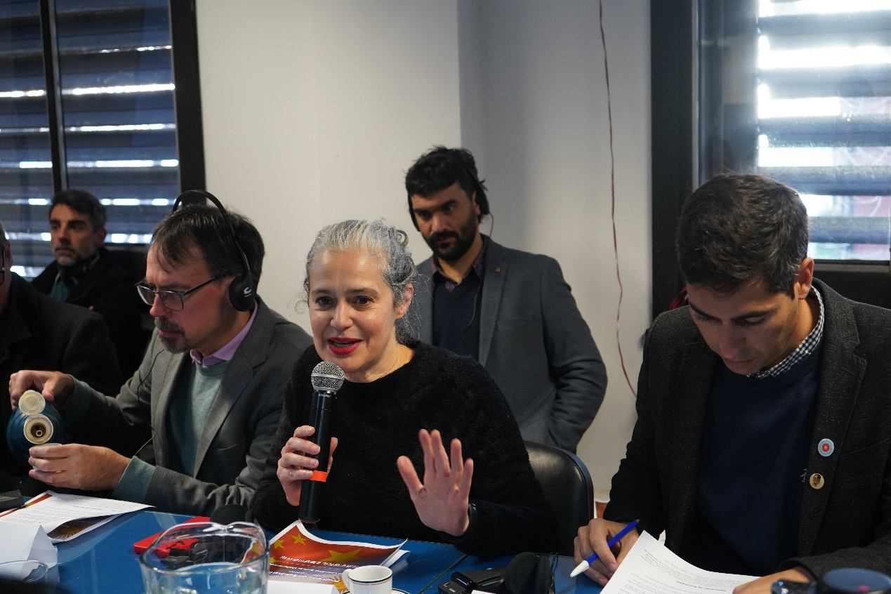 圖為布宜諾斯艾利斯大學(xué)校董事會(huì)成員、社會(huì)科學(xué)學(xué)院院長(zhǎng)安娜·何塞菲娜·阿里亞斯在研討會(huì)上致辭（本報(bào)記者許放攝影）