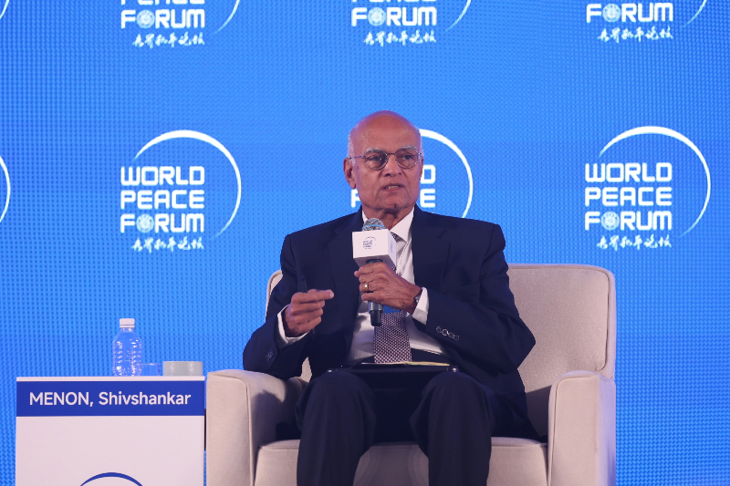 7月4日，印度前國(guó)家安全顧問(wèn)、阿育王大學(xué)教授希夫尚卡爾·梅農(nóng)在第十三屆世界和平論壇上發(fā)言。主辦方供圖
