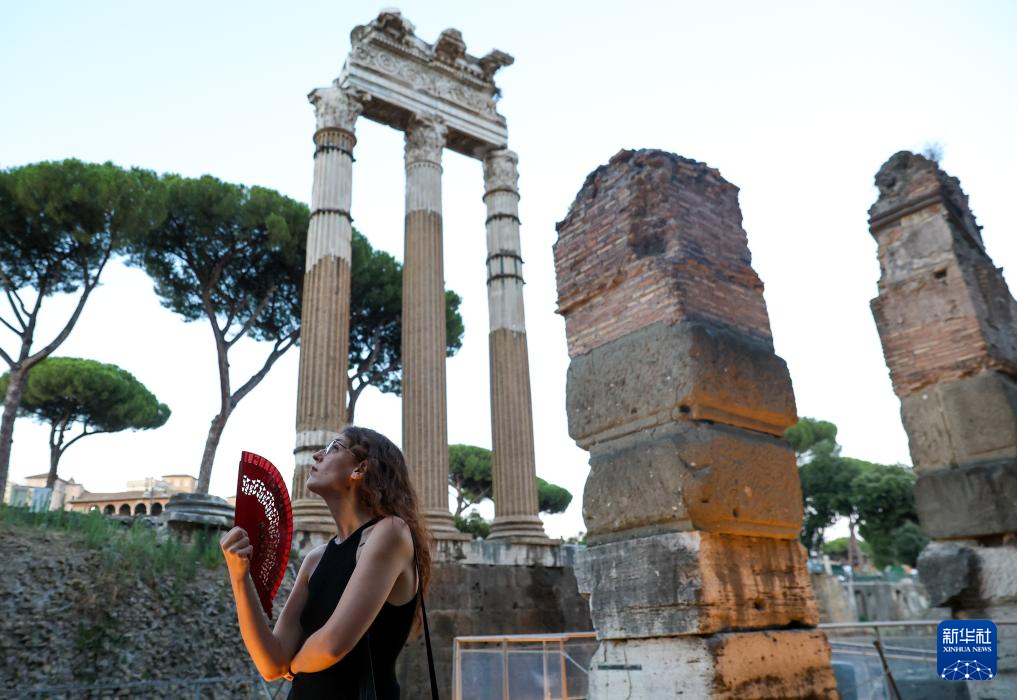 7月5日傍晚，在意大利羅馬，游客在古羅馬廣場(chǎng)參觀。新華社記者 李京 攝