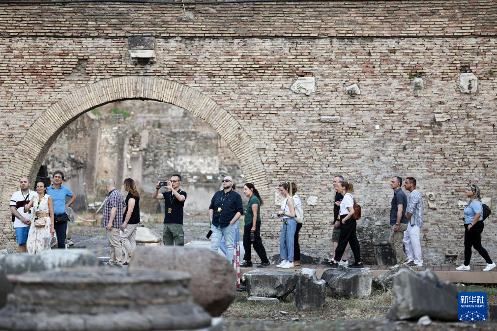 7月5日傍晚，在意大利羅馬，游客在古羅馬廣場參觀。新華社記者 李京 攝