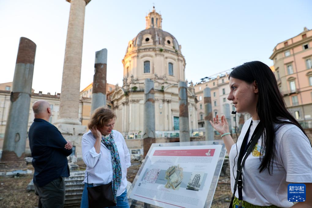 7月5日傍晚，在意大利羅馬，講解員在古羅馬廣場(chǎng)為游客講解。新華社記者 李京 攝