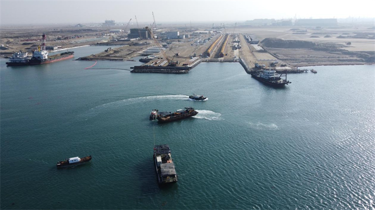 管道出運(yùn)前海上實(shí)操演練。中交四航局供圖