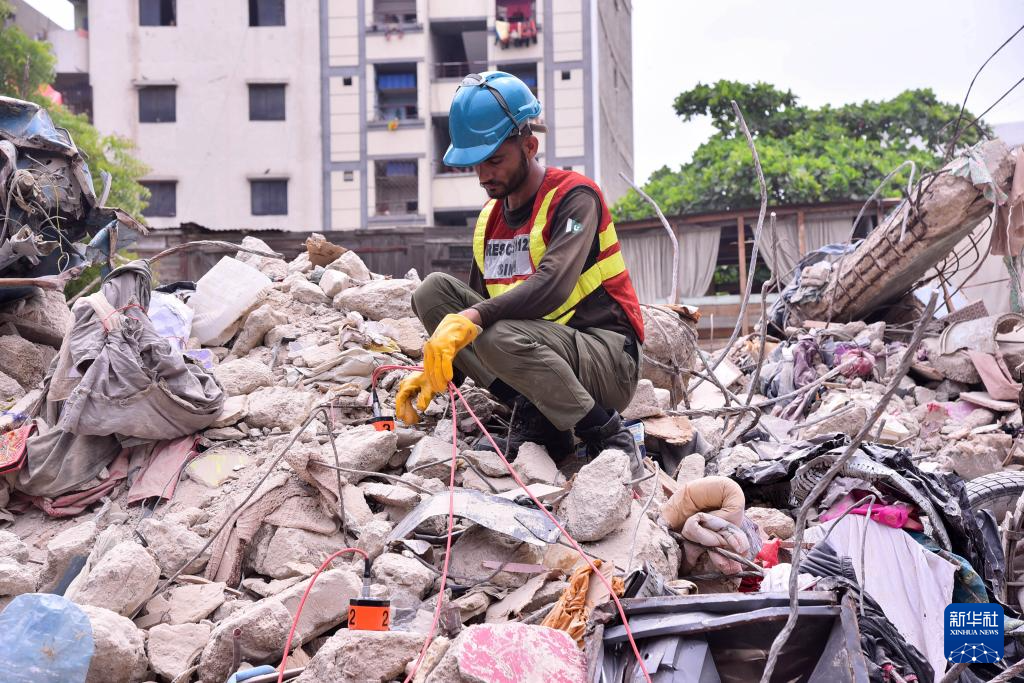 7月5日，在巴基斯坦南部港口城市卡拉奇，救援人員在住宅樓廢墟中開展搜救工作。新華社發(fā)
