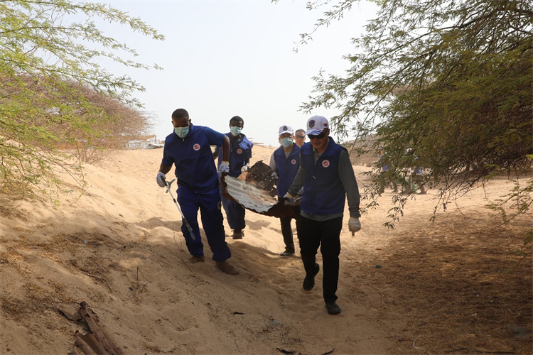中吉雙方人員協(xié)力清理海灘。中國人民解放軍駐吉布提保障基地供圖