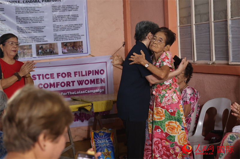 菲律賓華裔青年聯(lián)合會(huì)創(chuàng)會(huì)會(huì)長(zhǎng)洪玉華與馬帕尼克村慰安婦幸存者擁抱。人民網(wǎng)記者樊帆 攝