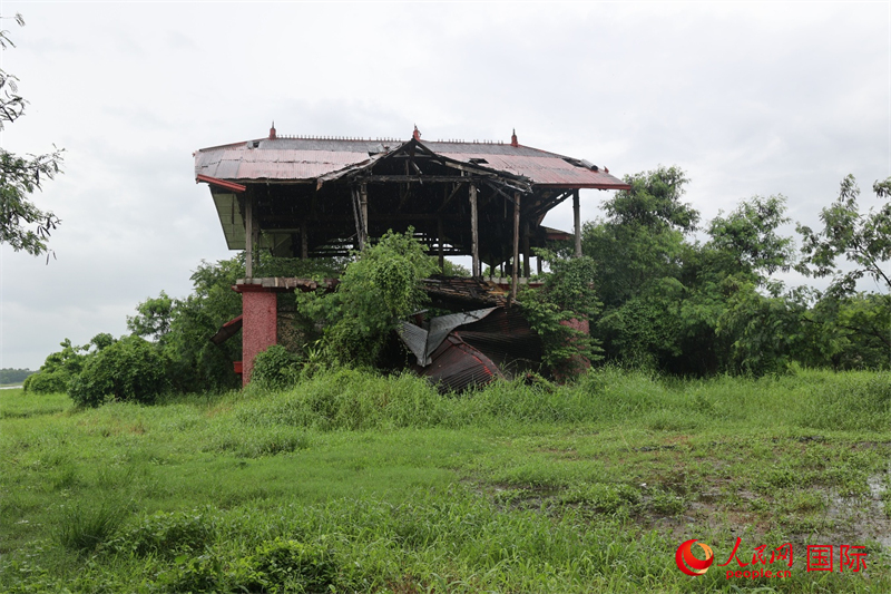 這棟曾經(jīng)是馬帕尼克村少女噩夢(mèng)的“紅房子”在風(fēng)雨飄搖中已經(jīng)是破敗不堪，靜靜地訴說著當(dāng)年日軍在當(dāng)?shù)貞K絕人寰的暴行。人民網(wǎng)記者 樊帆攝