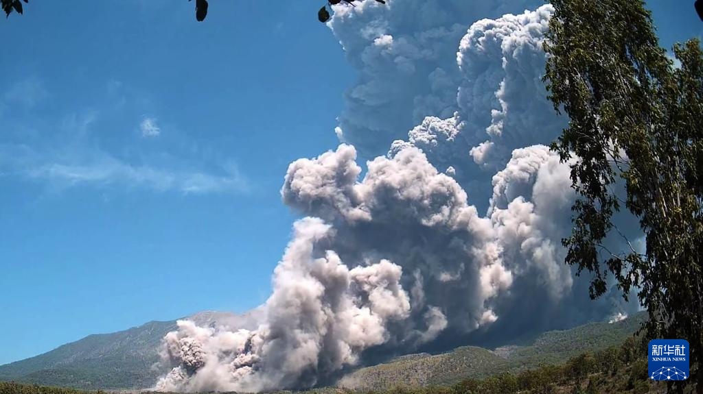 這是7月7日在印度尼西亞?wèn)|努沙登加拉省拍攝的噴發(fā)中的勒沃托比-拉基拉基火山。新華社發(fā)（印尼火山和地質(zhì)減災(zāi)中心供圖）