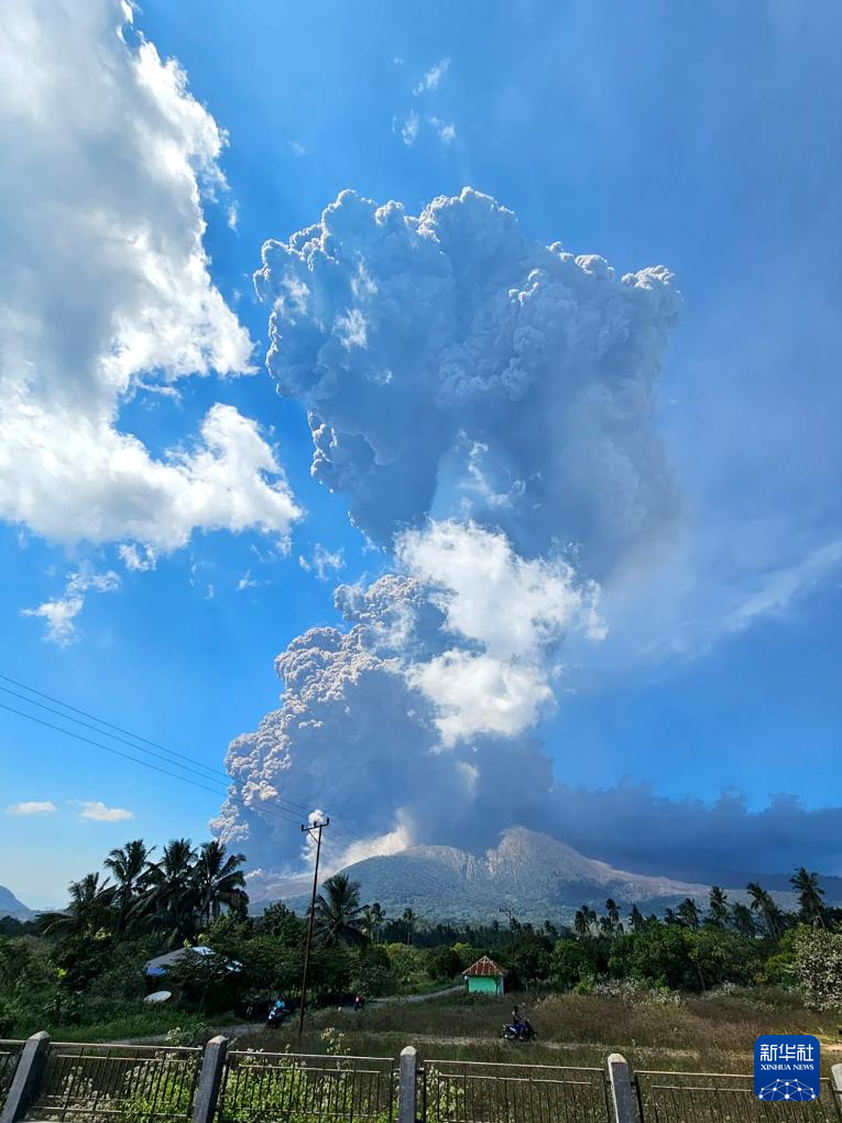 這是7月7日在印度尼西亞東努沙登加拉省拍攝的噴發(fā)中的勒沃托比-拉基拉基火山。新華社發(fā)（印尼地質(zhì)局供圖）