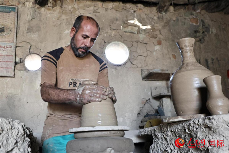 薩法阿·卡瓦茲正在制作陶器。人民網(wǎng) 伊納斯·易卜拉欣攝