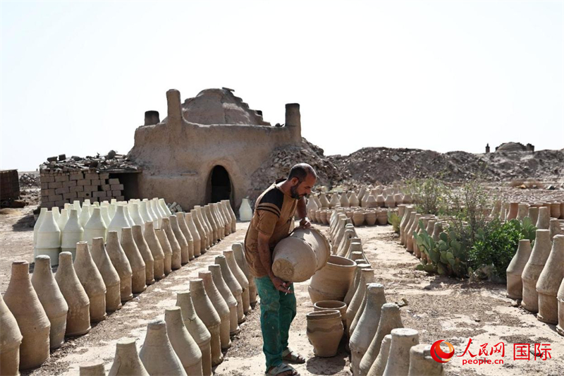薩法阿·卡瓦茲在擺放陶器。人民網(wǎng) 伊納斯·易卜拉欣攝