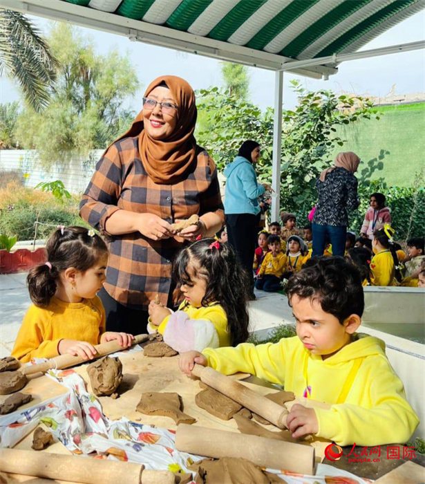 薩米亞·巴格達(dá)迪在教孩子們制作陶器。人民網(wǎng) 伊納斯·易卜拉欣攝