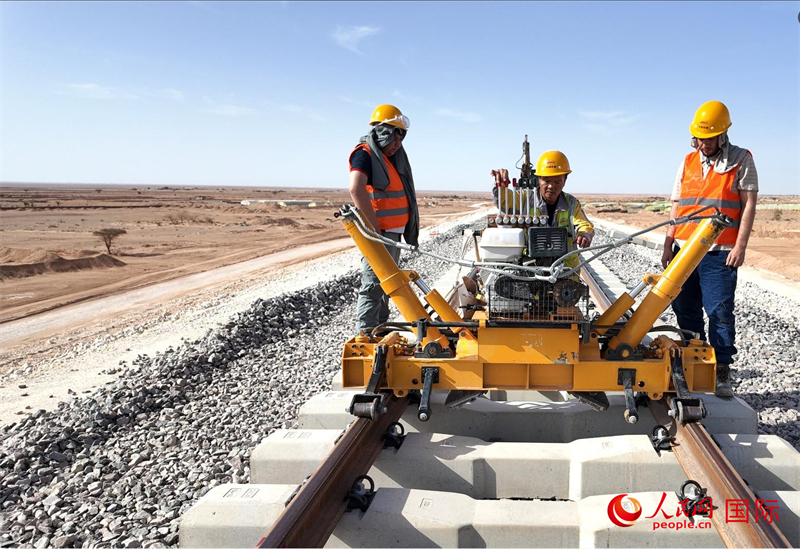 非洲首條沙漠重載鐵路優(yōu)先段軌道鋪設(shè)現(xiàn)場(chǎng) 人民網(wǎng)記者郝瑞敏攝