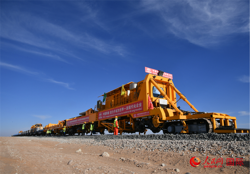 非洲首條沙漠重載鐵路優(yōu)先段軌道鋪設(shè)現(xiàn)場(chǎng) 人民網(wǎng)記者郝瑞敏攝