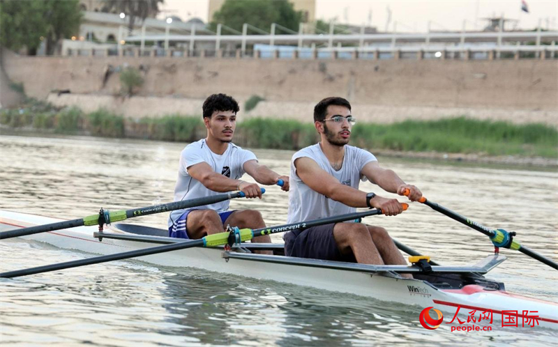 兩名伊拉克青年賽艇運(yùn)動(dòng)員。人民網(wǎng) 伊納斯·易卜拉欣攝