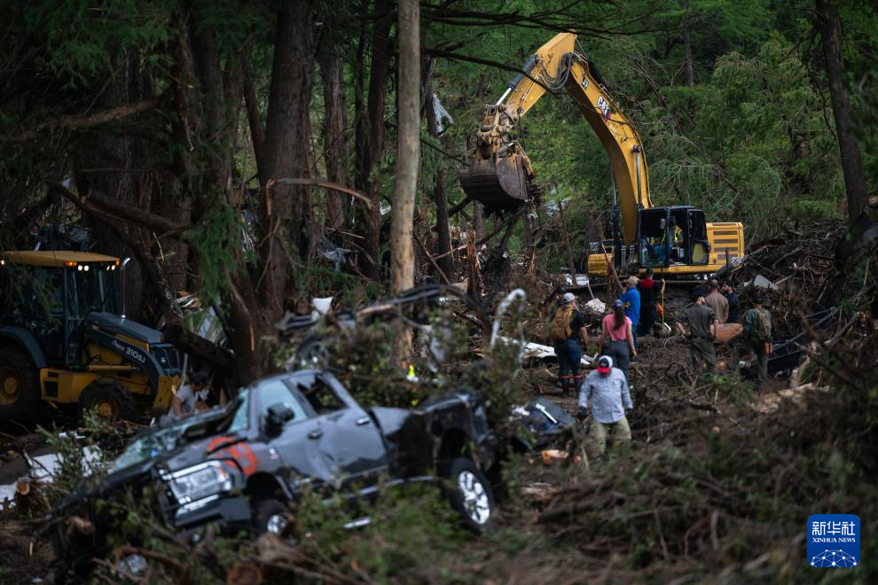 7月7日，救援人員在美國(guó)得克薩斯州英格勒姆遭洪水侵襲的區(qū)域進(jìn)行搜救。新華社/美聯(lián)