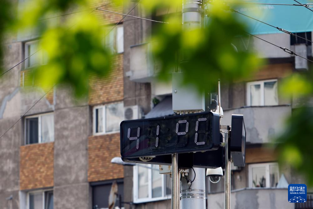 7月8日，羅馬尼亞首都布加勒斯特街頭的溫度計(jì)顯示氣溫達(dá)到41攝氏度。新華社發(fā)（克里斯泰爾攝）